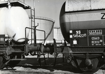 169633 Afbeelding van ketelwagens voor het vervoer van chemicaliën, op het emplacement van Shell te Pernis.